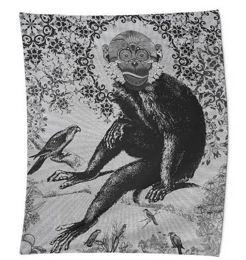 K&ouml;nnte beinhalten: Eine Schwarzwei&szlig;illustration eines Affen, der in einer Gartenlandschaft sitzt. Der Affe hat einen schelmischen Ausdruck und ist von Blumen und Bl&auml;ttern umgeben. Ein kleiner Vogel sitzt auf einem Ast in der N&auml;he.