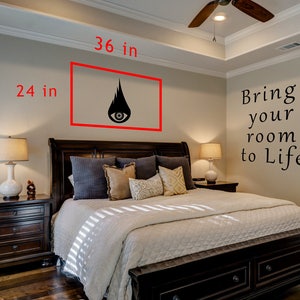 Puede incluir: Un adhesivo de pared en blanco y negro con un ojo y una l&aacute;grima. El adhesivo mide 24 pulgadas de ancho y 36 pulgadas de alto. El adhesivo est&aacute; en una pared en un dormitorio con una cama y mesitas de noche.