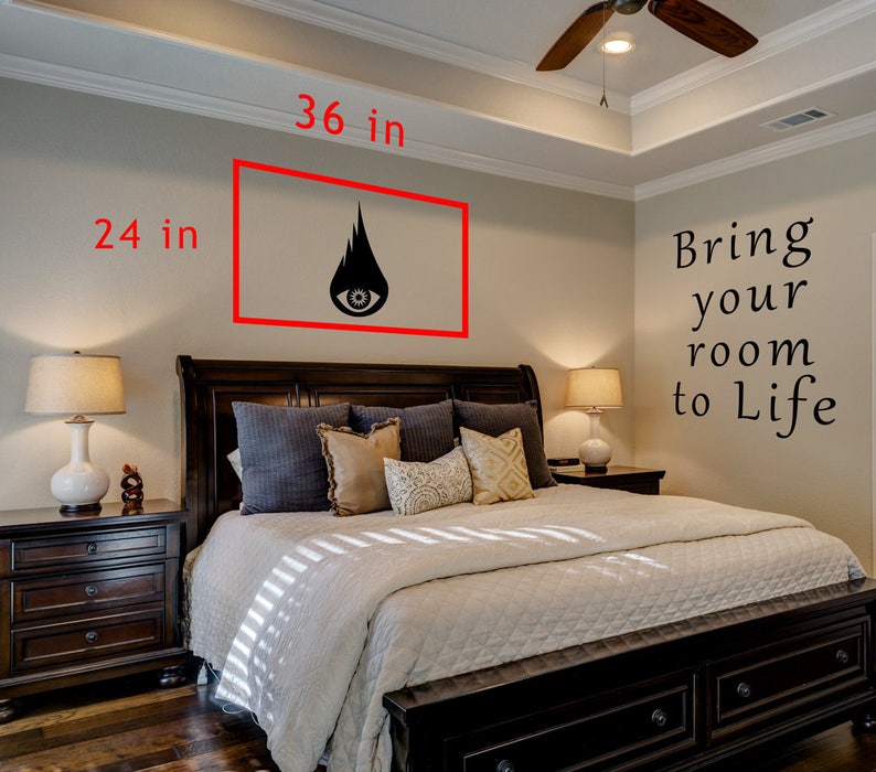 Puede incluir: Un adhesivo de pared en blanco y negro con un ojo y una l&aacute;grima. El adhesivo mide 24 pulgadas de ancho y 36 pulgadas de alto. El adhesivo est&aacute; en una pared en un dormitorio con una cama y mesitas de noche.