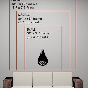 K&ouml;nnte beinhalten: Eine Grafik eines schwarzen Auges mit einem Flammenmuster, das die Marke Lucid Eye Tapestry repr&auml;sentiert. Das Bild zeigt drei verschiedene Gr&ouml;&szlig;en von Wandteppichen: Gro&szlig; (104 Zoll mal 88 Zoll), Mittel (80 Zoll mal 68 Zoll) und Klein (60 Zoll mal 51 Zoll).