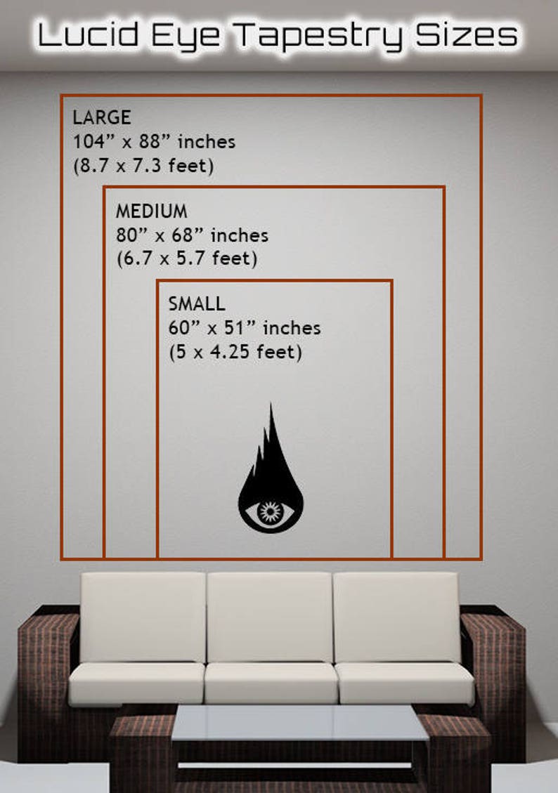 K&ouml;nnte beinhalten: Eine Grafik eines schwarzen Auges mit einem Flammenmuster, das die Marke Lucid Eye Tapestry repr&auml;sentiert. Das Bild zeigt drei verschiedene Gr&ouml;&szlig;en von Wandteppichen: Gro&szlig; (104 Zoll mal 88 Zoll), Mittel (80 Zoll mal 68 Zoll) und Klein (60 Zoll mal 51 Zoll).