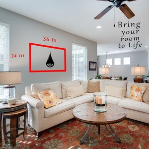 Puede incluir: Un sof&aacute; seccional blanco con almohadas en un ambiente de sala de estar. Una ilustraci&oacute;n en blanco y negro de un ojo con una llama encima est&aacute; enmarcada y colgada en la pared. El marco tiene 91,44 cm de ancho y 60,96 cm de alto. El texto "Bring your room to life" est&aacute; escrito en la pared.