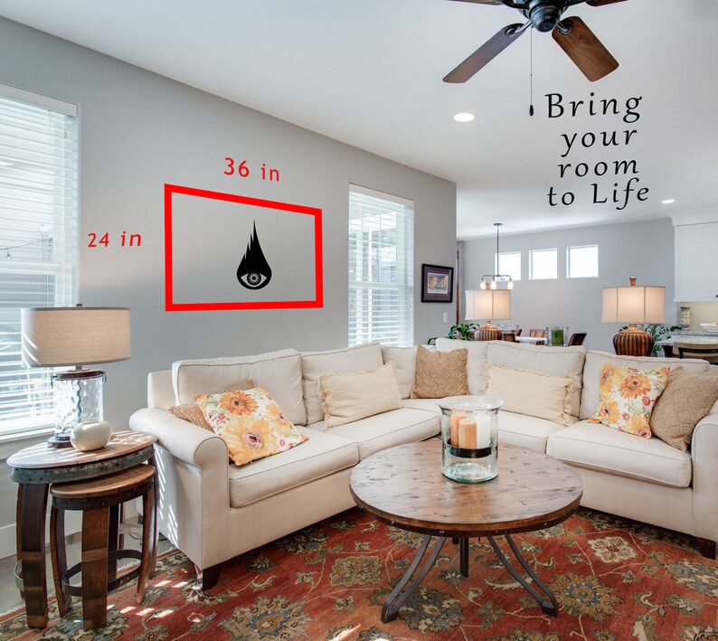 Puede incluir: Un sof&aacute; seccional blanco con almohadas en un ambiente de sala de estar. Una ilustraci&oacute;n en blanco y negro de un ojo con una llama encima est&aacute; enmarcada y colgada en la pared. El marco tiene 91,44 cm de ancho y 60,96 cm de alto. El texto "Bring your room to life" est&aacute; escrito en la pared.