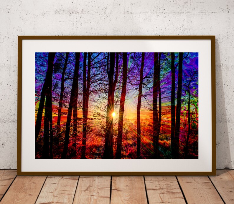 Puede incluir: Una impresi&oacute;n de arte abstracto colorida de una escena de bosque con &aacute;rboles silueteados contra una puesta de sol vibrante. Los colores son una mezcla de azules, morados, naranjas y rojos, creando un efecto psicod&eacute;lico.