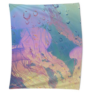 K&ouml;nnte beinhalten: Abstrakte Wandbeh&auml;nge mit einem farbenfrohen, wirbelnden Muster aus Quallenarmen und Wassertropfen in Blaut&ouml;nen, Rosa und Gelb.