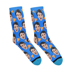 Może przedstawiać: Para niebieskich skarpet z powtarzającym się wzorem twarzy osoby i kawałka pizzy.