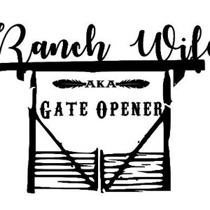 Puede incluir: Silueta en blanco y negro de una puerta de rancho con el texto "Ranch Wife AKA Gate Opener" arriba.