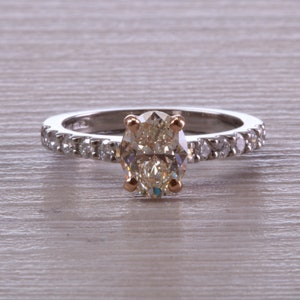 Ein viertel Karat Oval geschliffener Diamant Verlobungsring