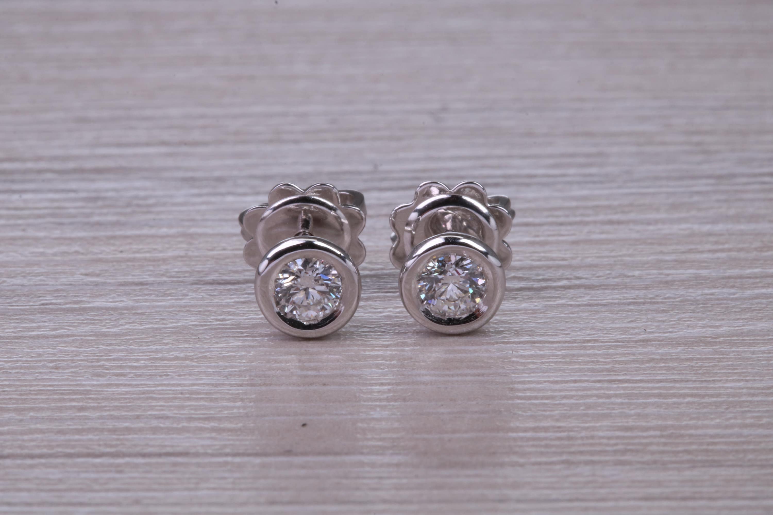 Orecchini a perno in oro bianco 9 ct con diamanti incastonati a