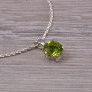 Grüne Peridot C Z Kette. Hergestellt aus massivem SterlingSilber
