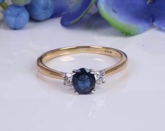 Bague trilogie traditionnelle bicolore saphirs et diamants, en or jaune et blanc 18 carats
