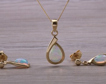 Opal örhängen med dropp och matchande halsband i gult guld