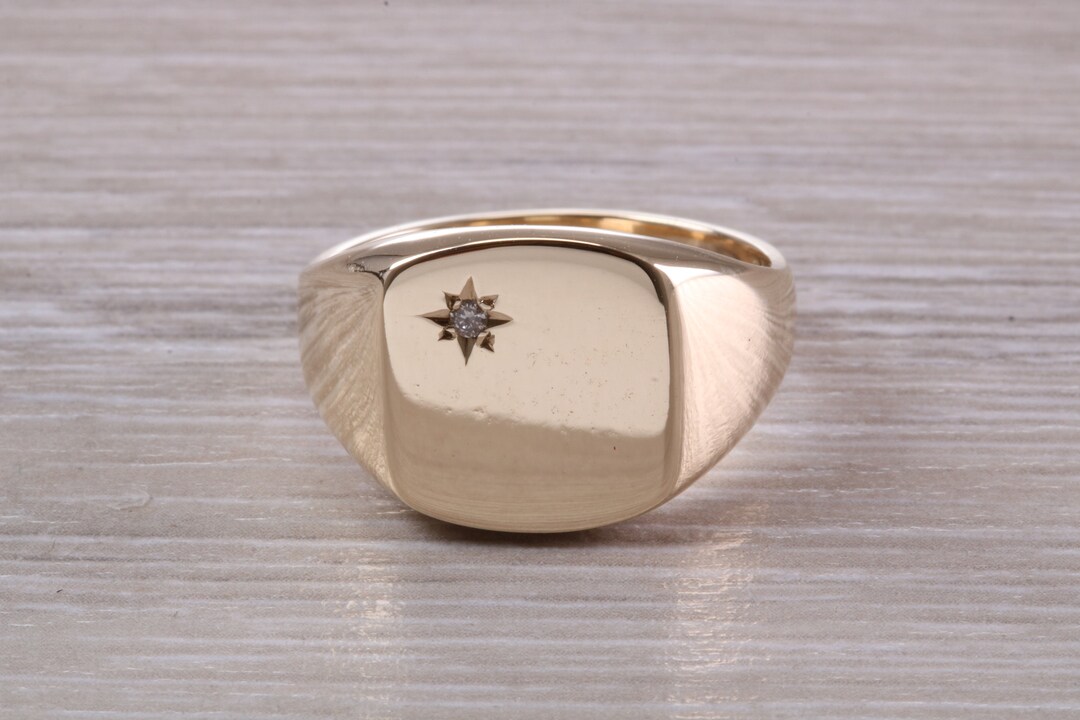 重厚で厚みのあるダイヤモンドをあしらったイエローゴールドの