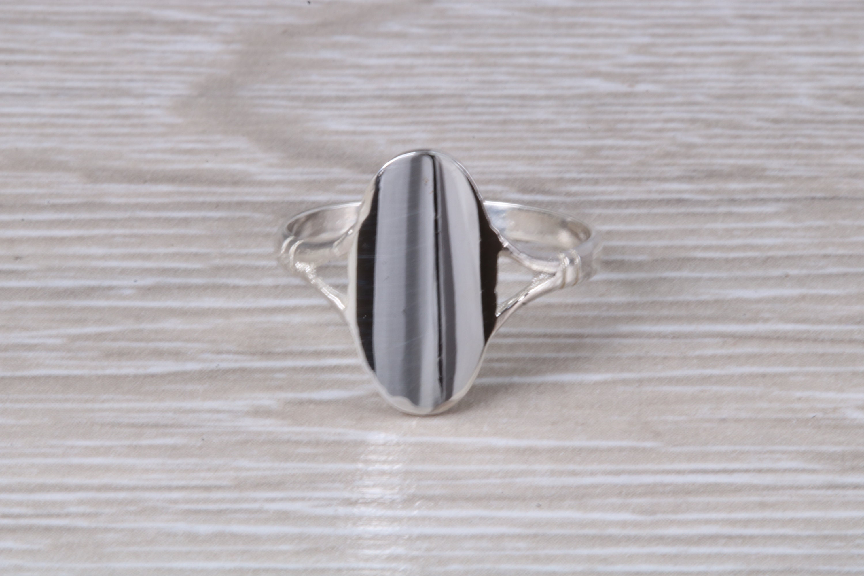 SIGNET RING OVAL HAMMERED /  STERLING SILVER