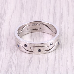 ブルーサファイアセットのジグソーパズルリング、幅6mm、2セクション、イエローゴールドまたはホワイトゴールドからお選びいただけます