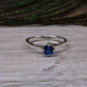 Silver solitaire ring with four claw twist setting of beautiful round royal blue sapphire C Z image 1