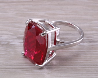 非常に大きな赤いルビーのCZリング