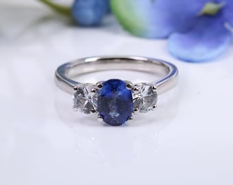 Bague trilogie en platine et saphirs bleus et blancs, saphir naturel de 1 carat et saphir blanc de 0,60 carat, poinçon britannique