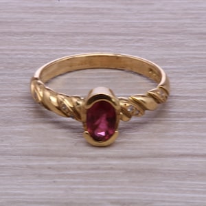 Rhodolite Garnet Gemstone set Yellow Gold Ring