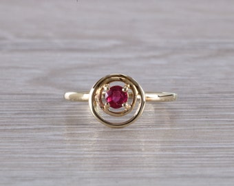 Sierlijke ronde geslepen robijnrode ring