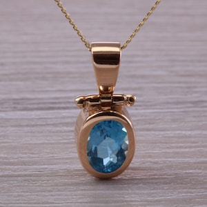 Bellissimo taglio ovale Swiss Blue Topaz set Collana in oro giallo
