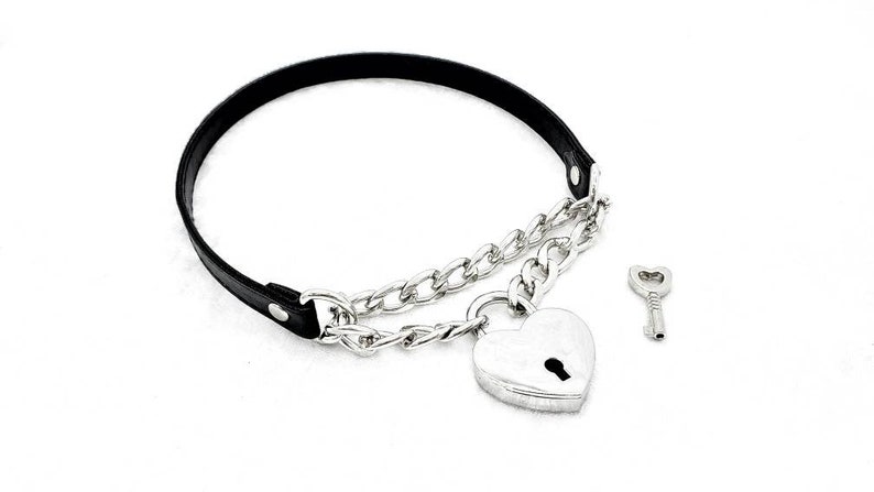 Made-to-Order Front Locking Heart Padlock Martingale Faux-Leather Buckle Collar Petplay Kittenplay Puppyplay Choker Kemonomimi Cosplay image 1