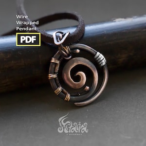 Può includere: Un ciondolo avvolto in filo con un design a spirale in rame. Il ciondolo è su un cordoncino in pelle marrone e poggia su una superficie in legno scuro. Il ciondolo è fatto di filo e rame.