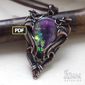 Peut inclure: Un pendentif en fil de fer avec une pierre en résine violette et verte. Le pendentif est fait de fil de cuivre et présente un design délicat et complexe. La pierre est sertie au centre du pendentif et est entourée d'un cadre en fil de fer. Le pendentif est une belle et unique pièce de bijouterie.