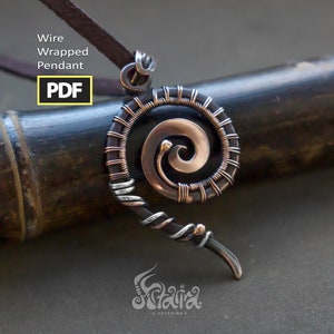 Könnte beinhalten: Drahtgewickelter Anhänger mit Spiraldesign. Der Anhänger hat eine dunkelbraune Basis mit Kupfer- und Silberdrahtakzenten. Der Text "Wire Wrapped Pendant PDF" ist sichtbar. Er hängt an einer braunen Kordel.