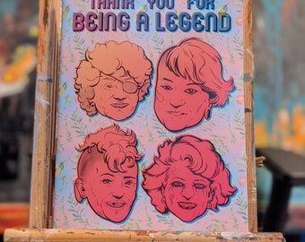 Puede incluir: Una tarjeta con un fondo floral rosa y blanco y el texto "Thank You For Being A Legend". Hay cuatro retratos de mujeres de dibujos animados con cabello rosa y piel rosa.