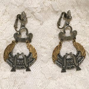Pendientes vintage de clip de estilo renacimiento egipcio, firmados por Arthur Pepper, pendientes vintage de pájaro etrusco, joyería de estilo primitivo antiguo.