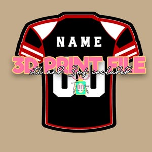Puede incluir: Un gráfico de camiseta deportiva negra con detalles blancos en los hombros, ribete rojo y la palabra NAME impresa en blanco sobre el número 00. La imagen incluye el texto 3D PRINT FILE, stl and 3mf included, y un pequeño logo con tijeras.