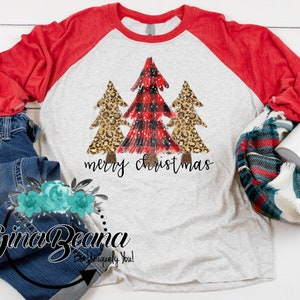 Feliz Navidad Guepardo y Búfalo Plaid Raglan, Camisa de Navidad del Sur, Leopard Print camiseta de Navidad, GinaBeana