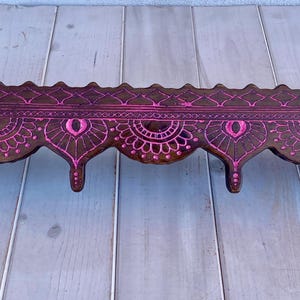 Étagère en bois sculptée au henné de style indien