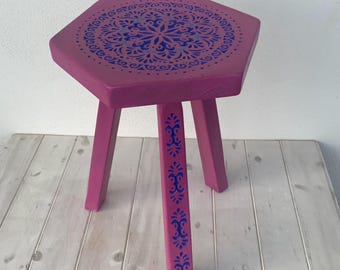 Taburete de ordeño, de estilo étnico, hecho de madera maciza de tulipán.