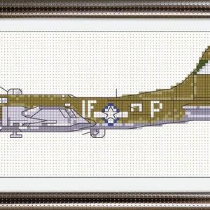 Puede incluir: Un patrón de punto de cruz de un avión bombardero B-17 verde y gris con el texto "IF-NP" en el lateral.