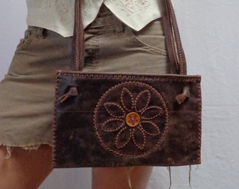 Brown leather purse Om / Sac a main marron en cuir Om