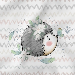 Könnte beinhalten: Ein süßer Comic-Igel mit einer Blumenkrone und einem Schmetterling auf weißem Hintergrund mit Chevron-Muster.