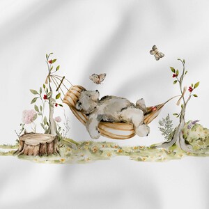 Peut inclure: Illustration &agrave; l'aquarelle d'un ours en peluche se relaxant dans un hamac ray&eacute;. La sc&egrave;ne comprend une souche d'arbre, des fleurs, des papillons et du feuillage. L'ours est gris clair et brun, le hamac a des rayures beiges et blanches.