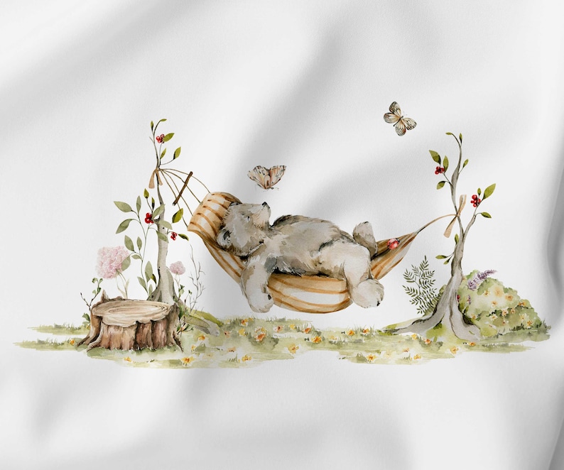 Peut inclure: Illustration &agrave; l'aquarelle d'un ours en peluche se relaxant dans un hamac ray&eacute;. La sc&egrave;ne comprend une souche d'arbre, des fleurs, des papillons et du feuillage. L'ours est gris clair et brun, le hamac a des rayures beiges et blanches.
