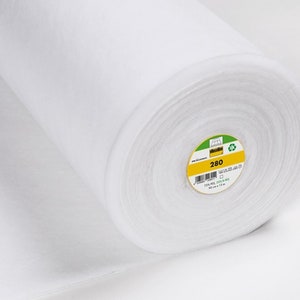 Könnte beinhalten: Eine weiße Rolle Vlieseline mit einem Etikett mit der Aufschrift "280 75% PES, 25% PES 90 cm x 15 m".