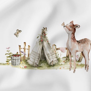 Peut inclure: Illustration &agrave; l'aquarelle d'un faon avec un papillon sur le nez, pr&egrave;s d'un tipi, d'une cl&ocirc;ture en bois et d'un seau de baies. La sc&egrave;ne se d&eacute;roule dans un champ herbeux avec des fleurs et des papillons, cr&eacute;ant un design fantaisiste sur le th&egrave;me de la nature.