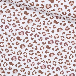 Jersey mit Leoparden Flecken in braun und rosa auf weißem Hintergrund