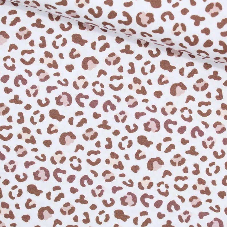 Jersey mit Leoparden Flecken in braun und rosa auf weißem Hintergrund