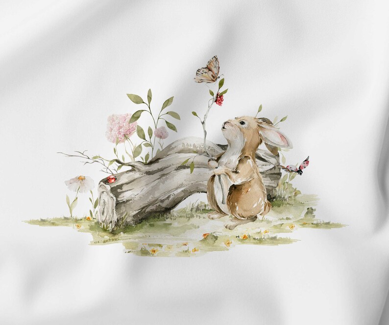 Peut inclure: Illustration &agrave; l'aquarelle d'un lapin brun regardant un papillon. Le lapin est pr&egrave;s d'une b&ucirc;che, de fleurs et de verdure. Une coccinelle est pos&eacute;e sur une marguerite. L'&oelig;uvre a une ambiance douce et fantaisiste.