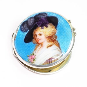 Antigo medalhão suíço de esmalte guilhoché de prata com retrato pintado à mão de uma senhora - por volta de 1900