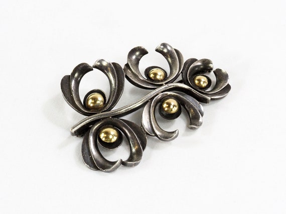 Mistletoe brooch deals