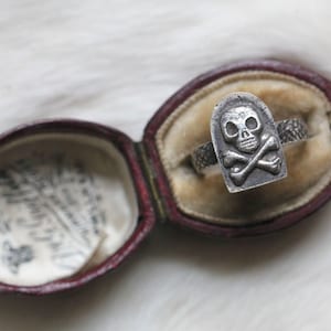 Memento Mori II - Mourning Ring, Solid Sterling Silver Skull Ring, Unisex Ring - Made to ORDER