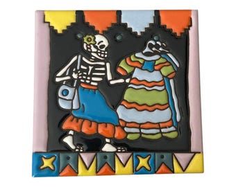 Azulejo artesanal del Día de Muertos con esqueleto, calavera, vestidos de compras, Talavera, azulejo decorativo mexicano pintado a mano de 6x6 pulgadas en alto relieve #3001