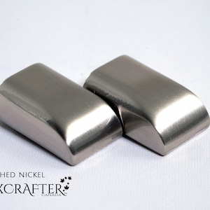 Dos cierres/correa/extremos de cordón/tapones metálicos macizos de níquel cepillado de 17 x 10 mm (aprox. 5/8 x 3/8”) de Luxcrafter. Proveedor canadiense.